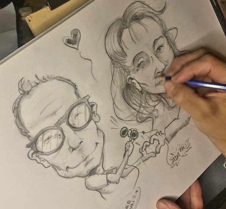 Bleistiftskizze eines Paares im Entstehen, eine Hand zeichnet mit dem Stift